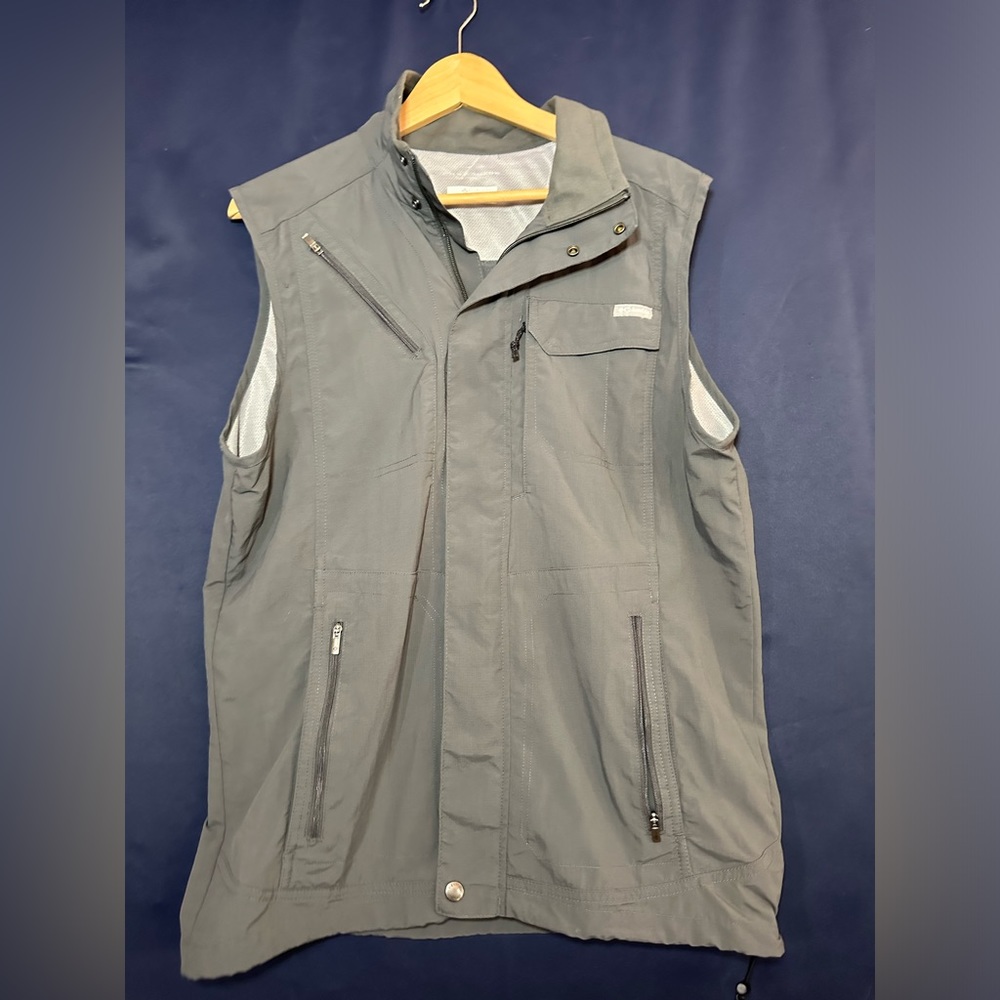 Columbia Womens Grey Omni Shade Vest Size medium With Multiple Pockets